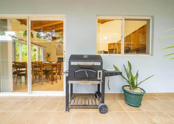 Beautiful 2-br House Steps From The Holiday home