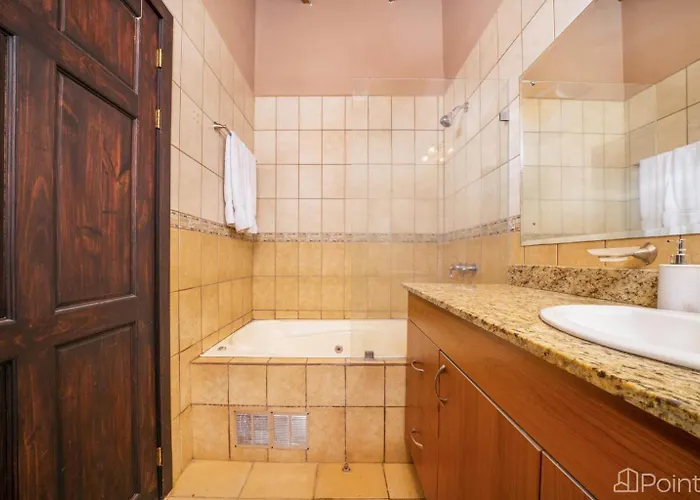 Beautiful 2-br House Steps From The * Playa Flamingo