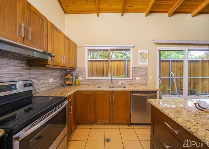 Beautiful 2-br House Steps From The Holiday home *